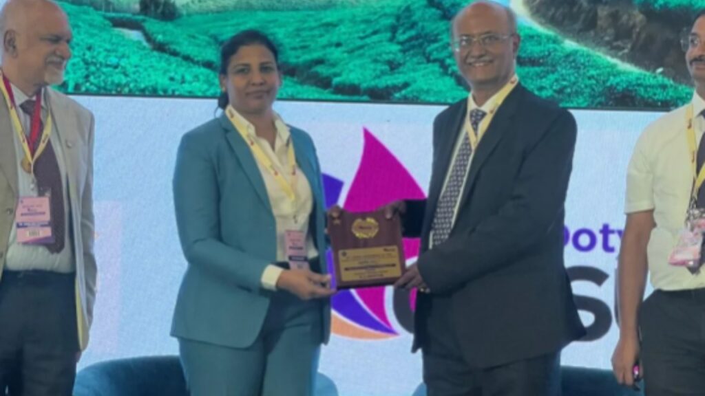 Dr. Kovarthini receiving the Gurukul Teacher Award from IAAPS for excellence in aesthetic surgical education and mentorship